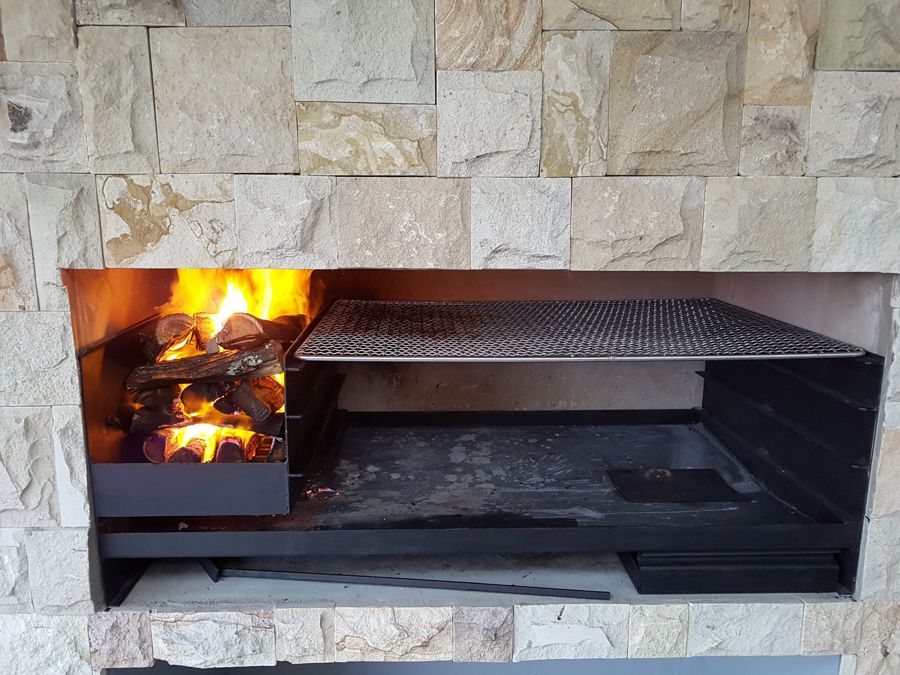 Built-in braai with fire basket